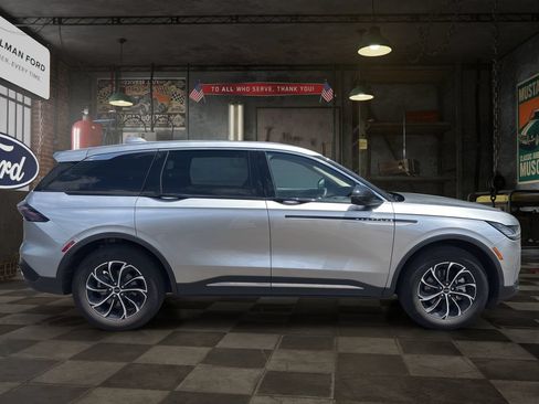 Used 2025 Lincoln Nautilus Premier AWD/4WD image 8