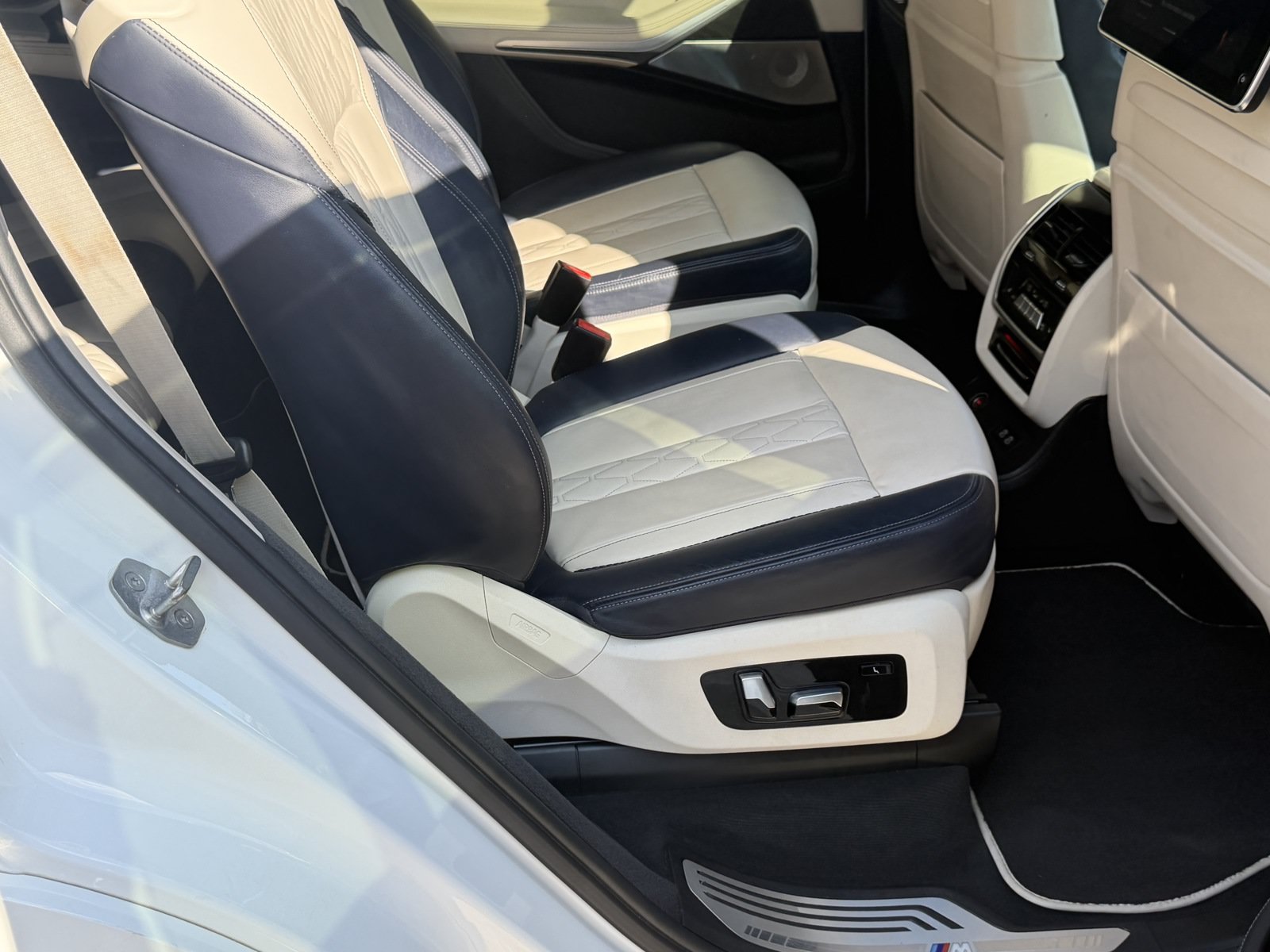 Used 2019 BMW X7 xDrive50i w/ Dynamic Handling Package AWD/4WD image 32