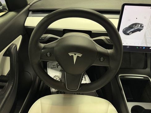 Used 2022 Tesla Model Y Long Range image 25