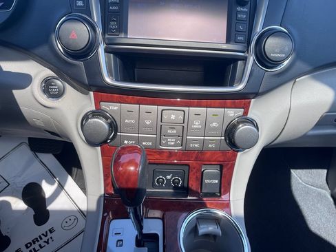 Used 2013 Toyota Highlander Limited AWD/4WD image 17