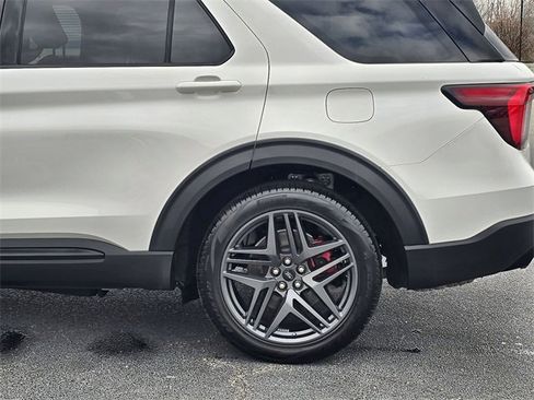 Used 2025 Ford Explorer ST image 12