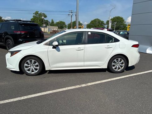 Used 2020 Toyota Corolla LE FWD image 3