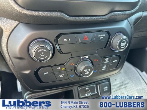 Used 2018 Jeep Renegade Altitude FWD image 17