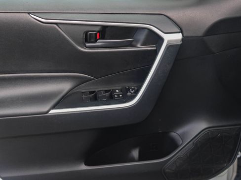 Used 2021 Toyota RAV4 LE image 21