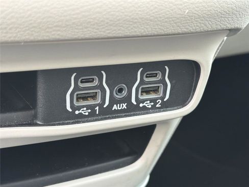 Used 2023 Chrysler Pacifica Touring-L FWD image 29