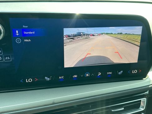 Used 2025 Chevrolet Traverse LT image 17