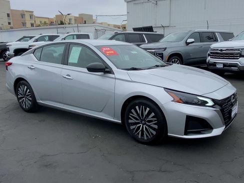 Used 2024 Nissan Altima 2.5 SV image 3