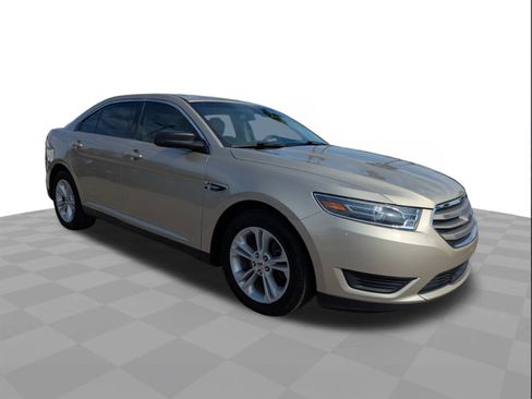 Used 2018 Ford Taurus SE image 2