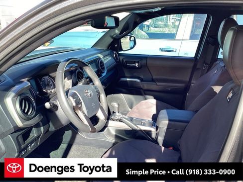 Used 2018 Toyota Tacoma Limited image 17