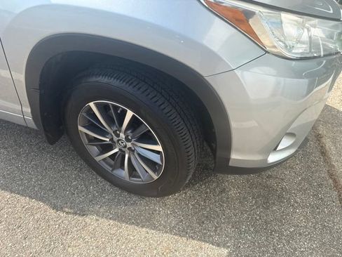 Used 2017 Toyota Highlander XLE AWD/4WD image 3