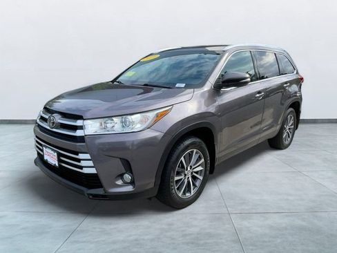 Used 2019 Toyota Highlander XLE AWD/4WD image 3