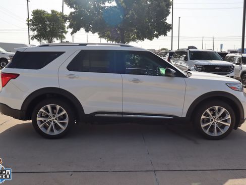 Certified 2024 Ford Explorer Platinum w/ Technology Package AWD/4WD image 2