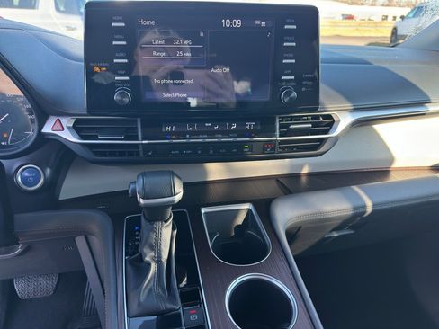 Used 2024 Toyota Sienna XLE image 18