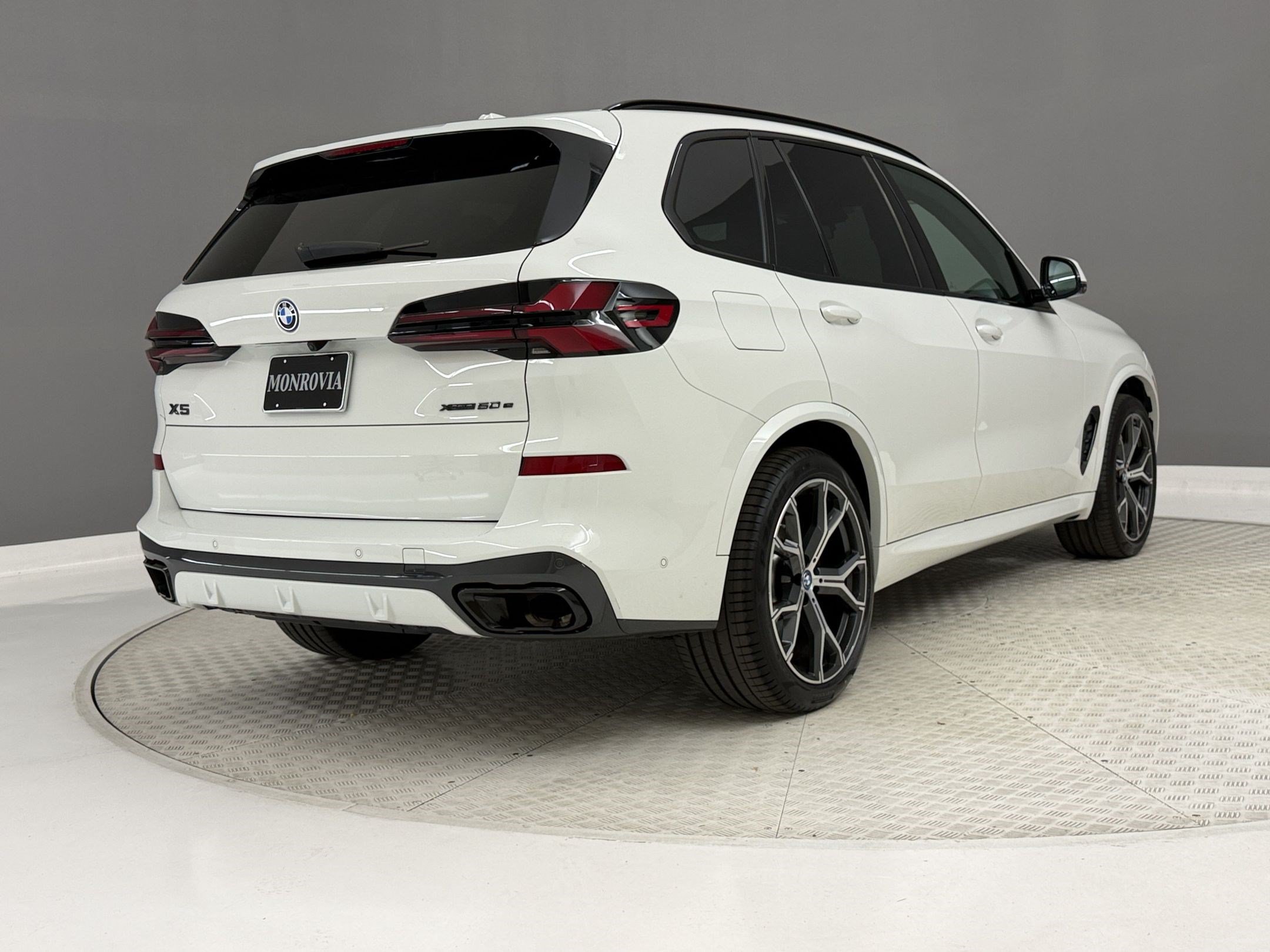 Used 2024 BMW X5 xDrive50e w/ M Sport Package AWD/4WD image 9