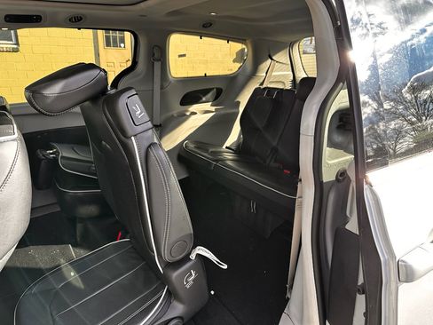 Used 2024 Chrysler Pacifica Limited image 5