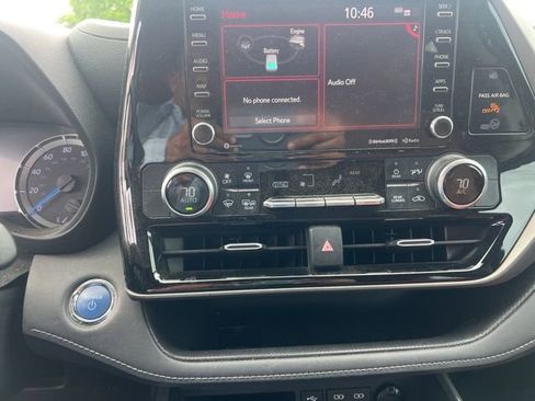 Used 2022 Toyota Highlander LE image 25