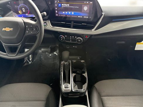Used 2025 Chevrolet Trax LT image 9