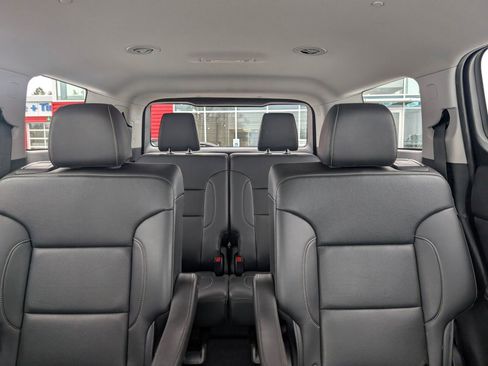 Used 2023 GMC Acadia SLT image 27