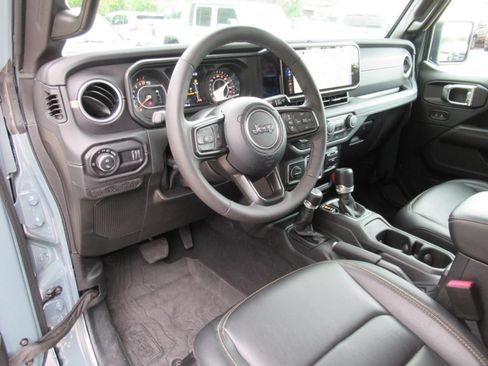 Used 2025 Jeep Gladiator Sport AWD/4WD image 19
