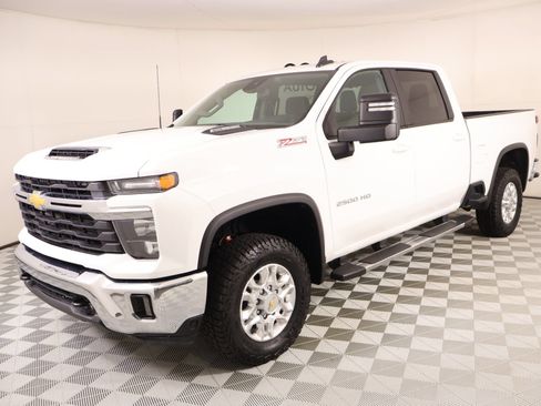 Used 2025 Chevrolet Silverado 2500 LT AWD/4WD image 11