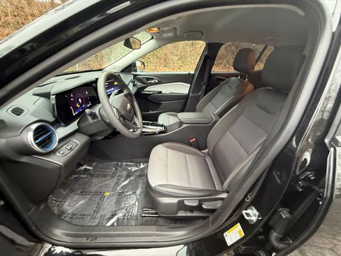 Used 2025 Chevrolet Trax LT image 24