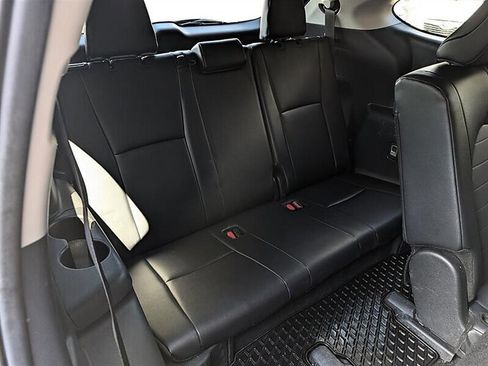 Used 2025 Toyota Highlander XLE AWD/4WD image 32