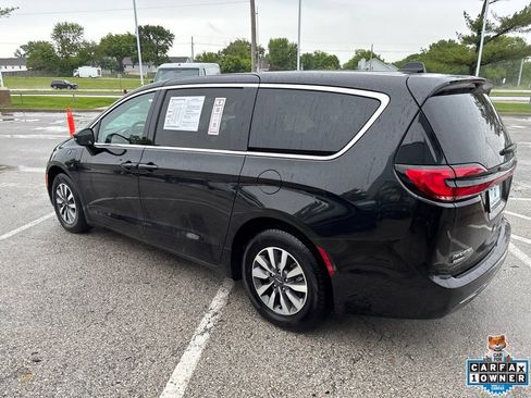 Used 2023 Chrysler Pacifica Touring-L FWD image 18
