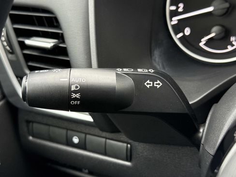 Used 2023 Nissan Rogue SV image 9