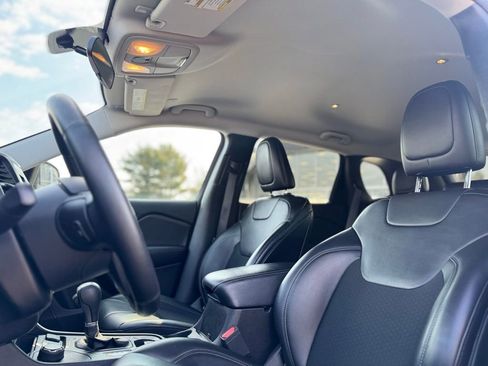 Used 2020 Jeep Cherokee Latitude Plus w/ Cold Weather Group image 17