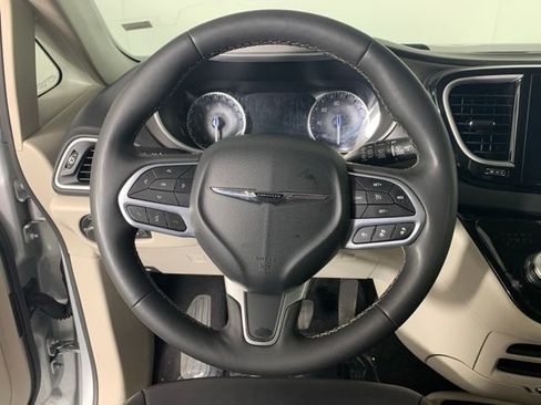 Used 2024 Chrysler Pacifica Touring-L FWD image 29