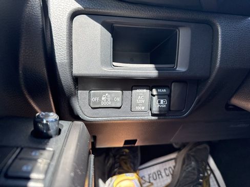 Used 2017 Toyota Tacoma TRD Sport w/ Tow Package (A/T) AWD/4WD image 31
