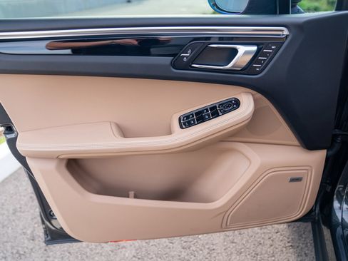 Certified 2020 Porsche Macan image 10