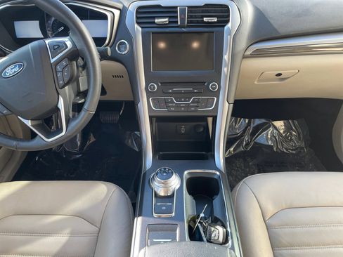 Used 2017 Ford Fusion SE w/ Fusion SE Technology Package image 16