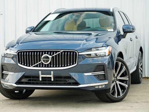 Used 2023 Volvo XC60 B5 Ultimate w/ Climate Package image 3
