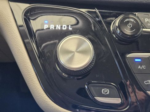 Used 2018 Chrysler Pacifica Limited w/ Tire & Wheel Group image 20