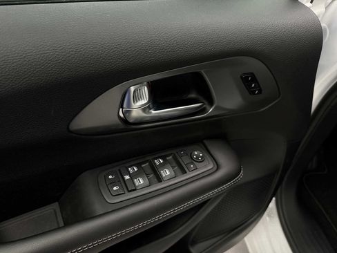 New 2026 Chrysler Pacifica Select FWD image 16