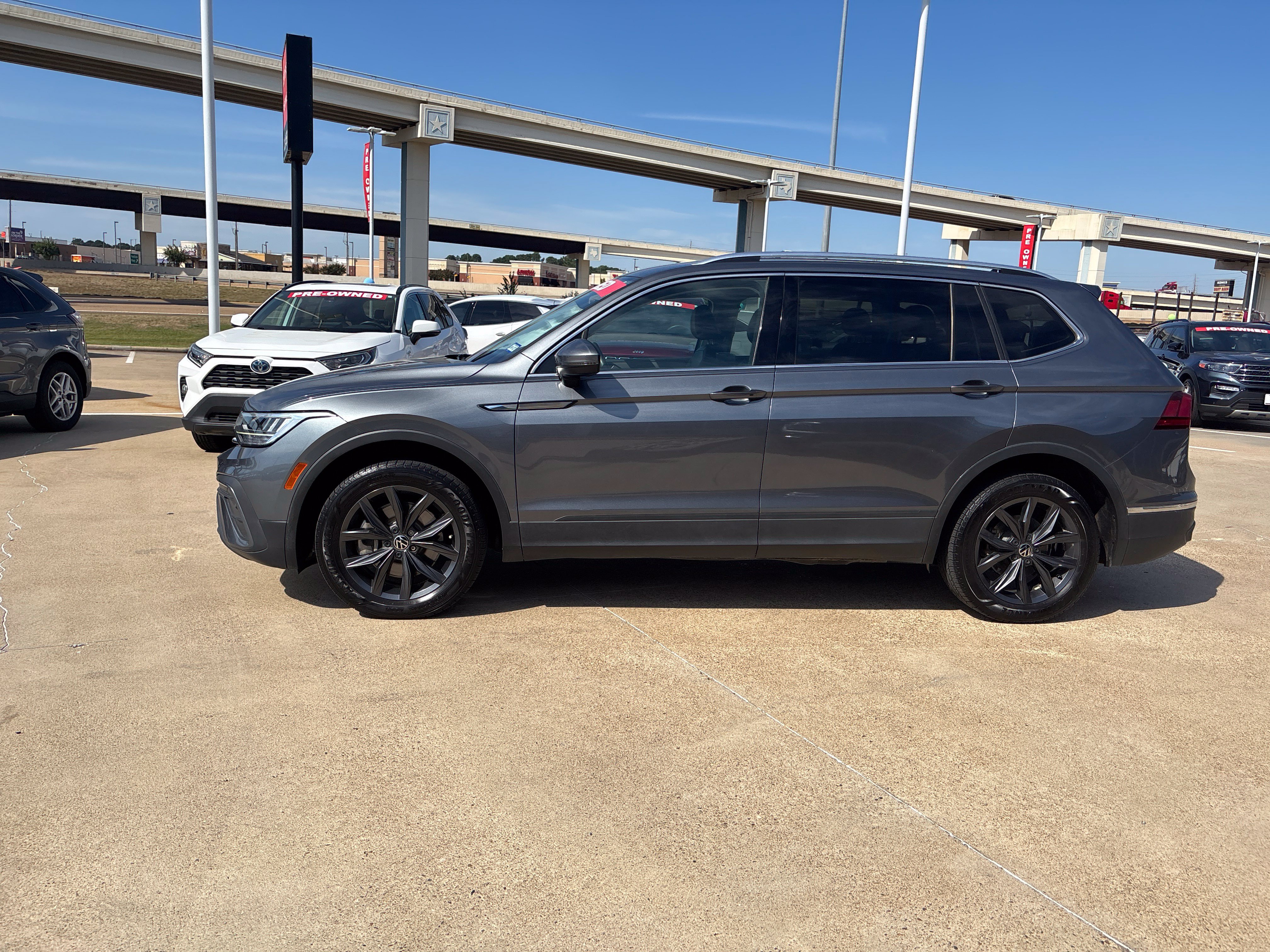 Used 2023 Volkswagen Tiguan SE FWD image 5