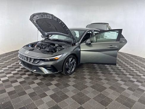 Used 2024 Hyundai Elantra Limited FWD image 10