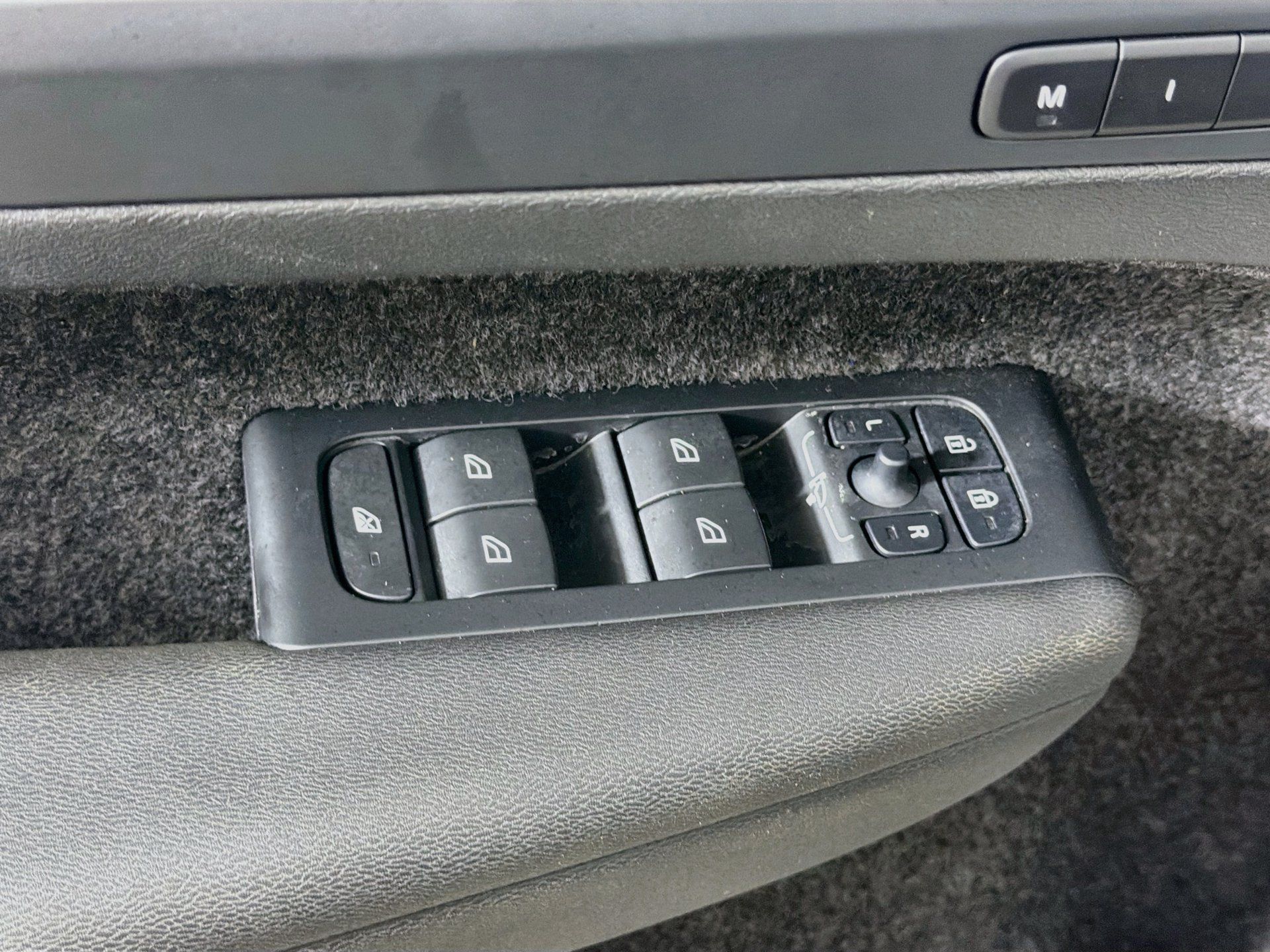 Certified 2024 Volvo XC40 B5 Core AWD/4WD image 18