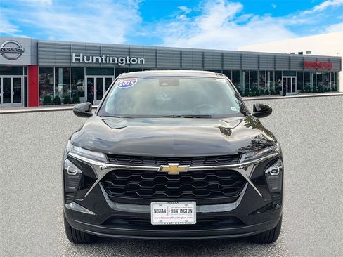 Used 2025 Chevrolet Trax LS w/ LS Convenience Package image 2