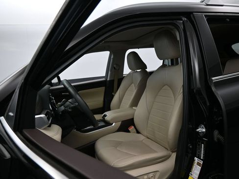 Used 2022 Toyota Highlander XLE FWD image 10