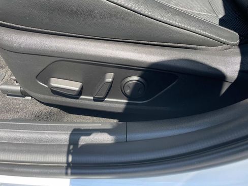 Used 2023 Hyundai Elantra Limited w/ Preferred Accessory Package FWD image 18