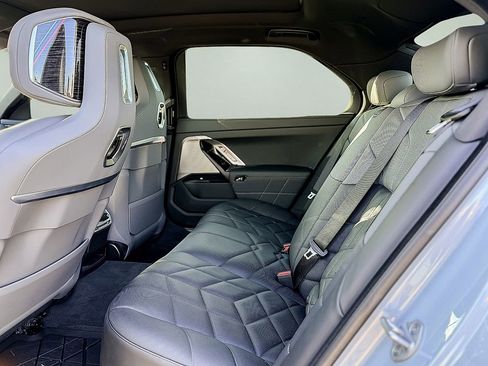 Used 2025 BMW 760i xDrive w/ Executive Package image 31