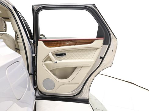 Used 2020 Bentley Bentayga Plug-In Hybrid image 85