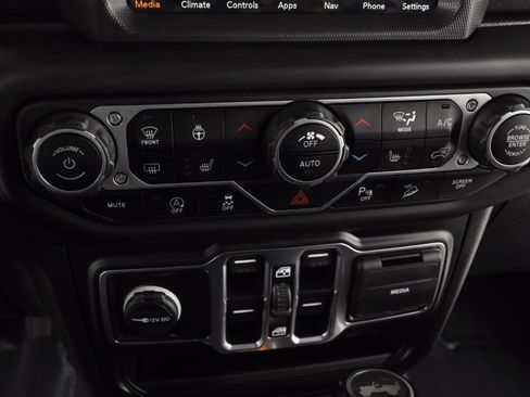 Used 2021 Jeep Wrangler Unlimited Sahara w/ Uconnect 4C Nav & Sound Group image 18