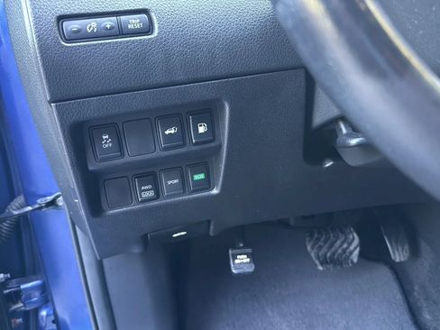 Used 2018 Nissan Rogue SV AWD/4WD image 19