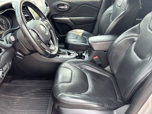 Certified 2019 Jeep Cherokee Limited w/ Luxury Group AWD/4WD image 14