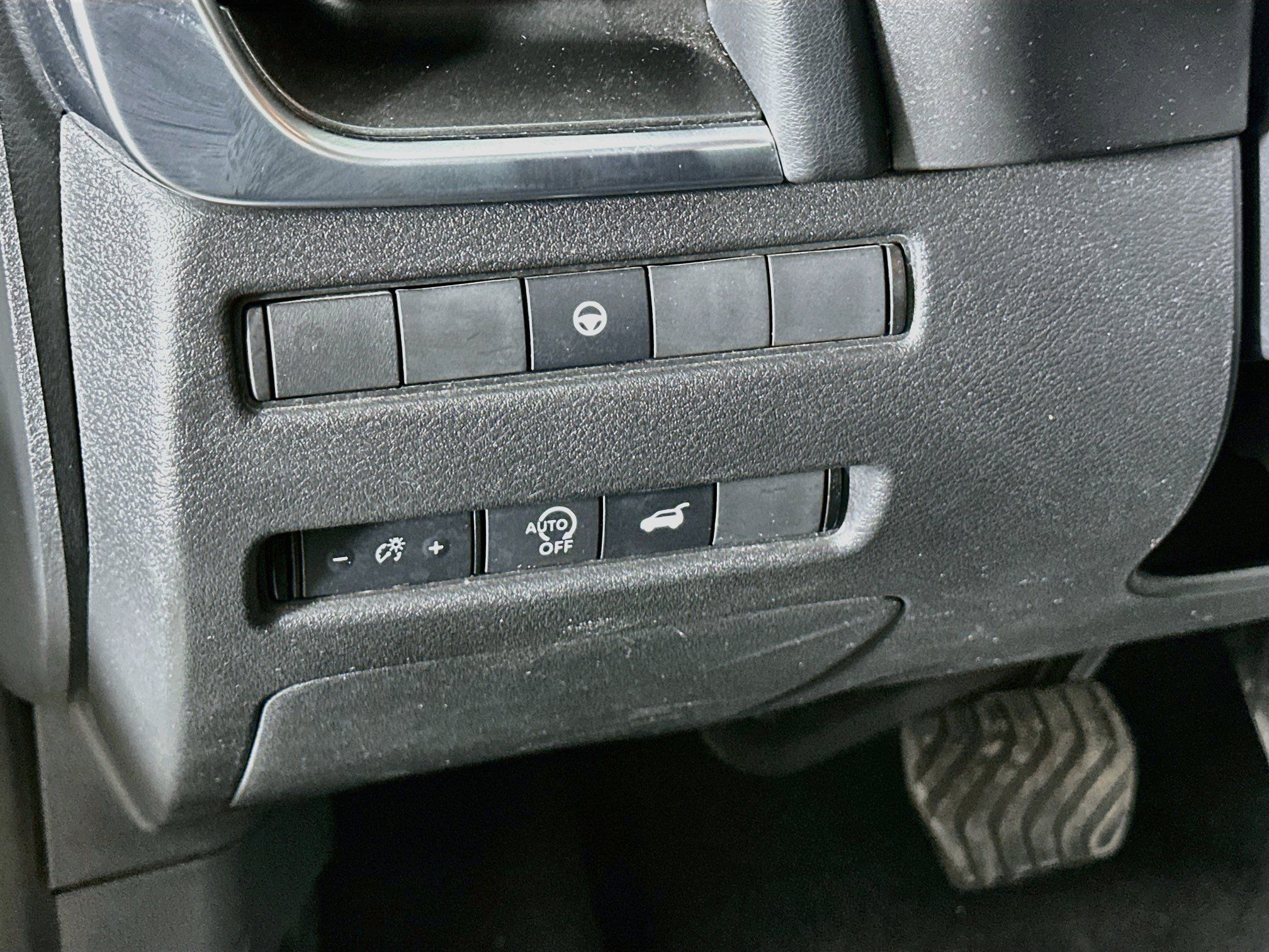 Used 2024 Nissan Rogue SV FWD image 17