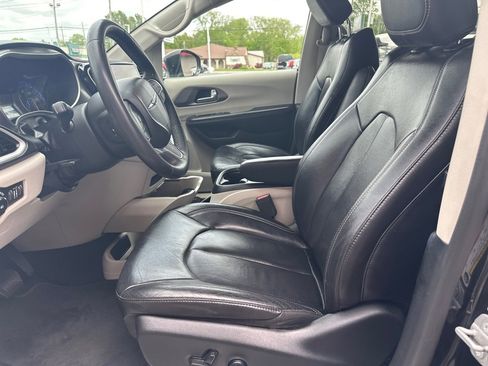 Used 2022 Chrysler Pacifica Touring-L image 2