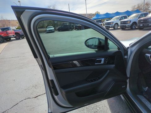 Used 2018 Porsche Panamera 4 image 12